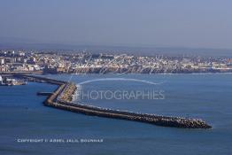 Image du Maroc Professionnelle de  Cette vue sur le port et la médina de Safi, une des plus anciennes villes du Maroc, marquée par la présence des portugais. Elle est la capitale de la région Doukkala-Abda et se situe sur le littoral atlantique, Lundi 26 Février 2007. (Photo / Abdeljalil Bounhar) 